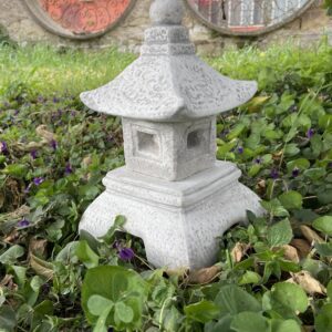 Statua pagoda giapponese, lanterna lampada per giardino zen in pietra e cemento.