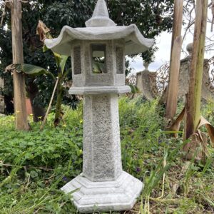 Statua pagoda giapponese, lampada lanterna per giardino zen in cemento e pietra.