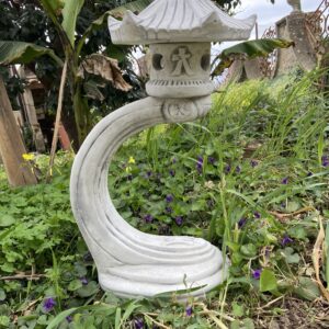 Statua pagoda giapponese, lampada lanterna per giardino zen in pietra e cemento.