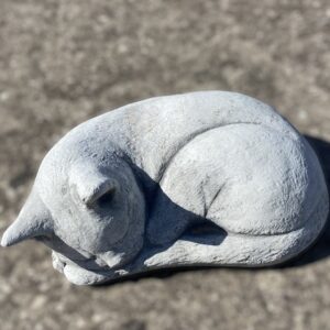 Statua gatto addormentato , scultura in cemento e pietra per giardino