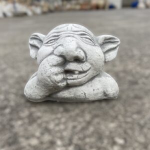 Statua del troll norvegese, scultura gnomo in pietra e cemento da giardino.