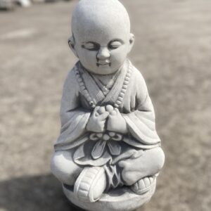 Statua Buddha giapponese seduto, scultura in cemento e pietra per il giardino religioso zen.