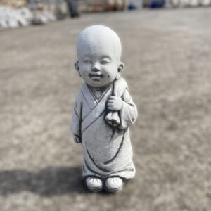 Statua piccolo Buddha felice , statuetta budda, scultura in cemento e pietra, giardino religioso, giardino zen, meditazione giapponese