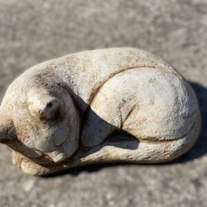 Statua gatto addormentato, scultura in cemento e pietra per giardino