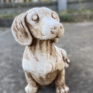Statua cane bassotto, scultura in cemento e pietra per giardino