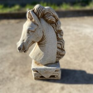 Statua cavallo, statua testa cavallo, scultura animale in cemento e pietra per arredamento interno ed esterno.