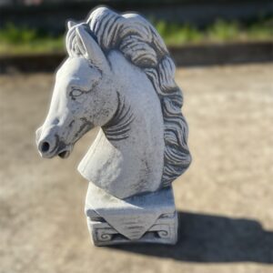 Statua cavallo, statua testa cavallo, scultura animale in cemento e pietra per arredamento interno ed esterno.