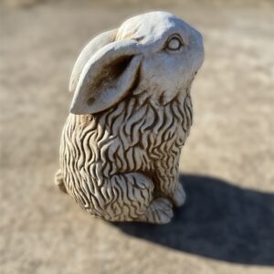 Statua coniglio, coniglietto, scultura animale in cemento e pietra per giardino.