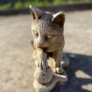 Statua gatto, gatto con pallina, scultura animale in cemento e pietra per giardino