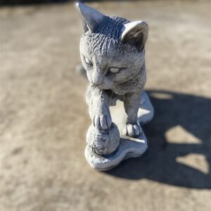 Statua gatto, gatto con pallina, scultura animale in cemento e pietra per giardino.