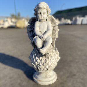 Statua angelo putto seduto su pigna, scultura in cemento e pietra per giardino.
