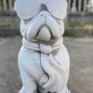 Statua cane bulldog francese con gli occhiali, scultura animale in cemento e pietra
