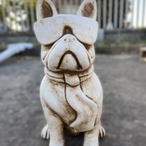 Statua cane bulldog francese con gli occhiali, scultura animale in cemento e pietra.