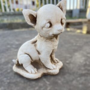 Statua cane chihuahua, scultura animale in cemento e pietra per giardino