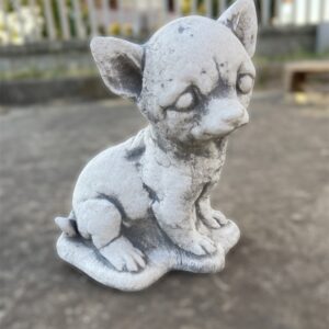 Statua cane chihuahua, scultura animale in cemento e pietra per giardino.